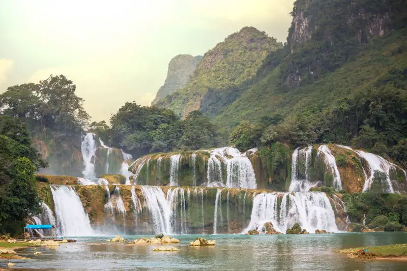 https://mdw-travel-data-us-east-1.s3.amazonaws.com/img/country/Vietnam/Le-Gom-Waterfall/img_01.jpg
