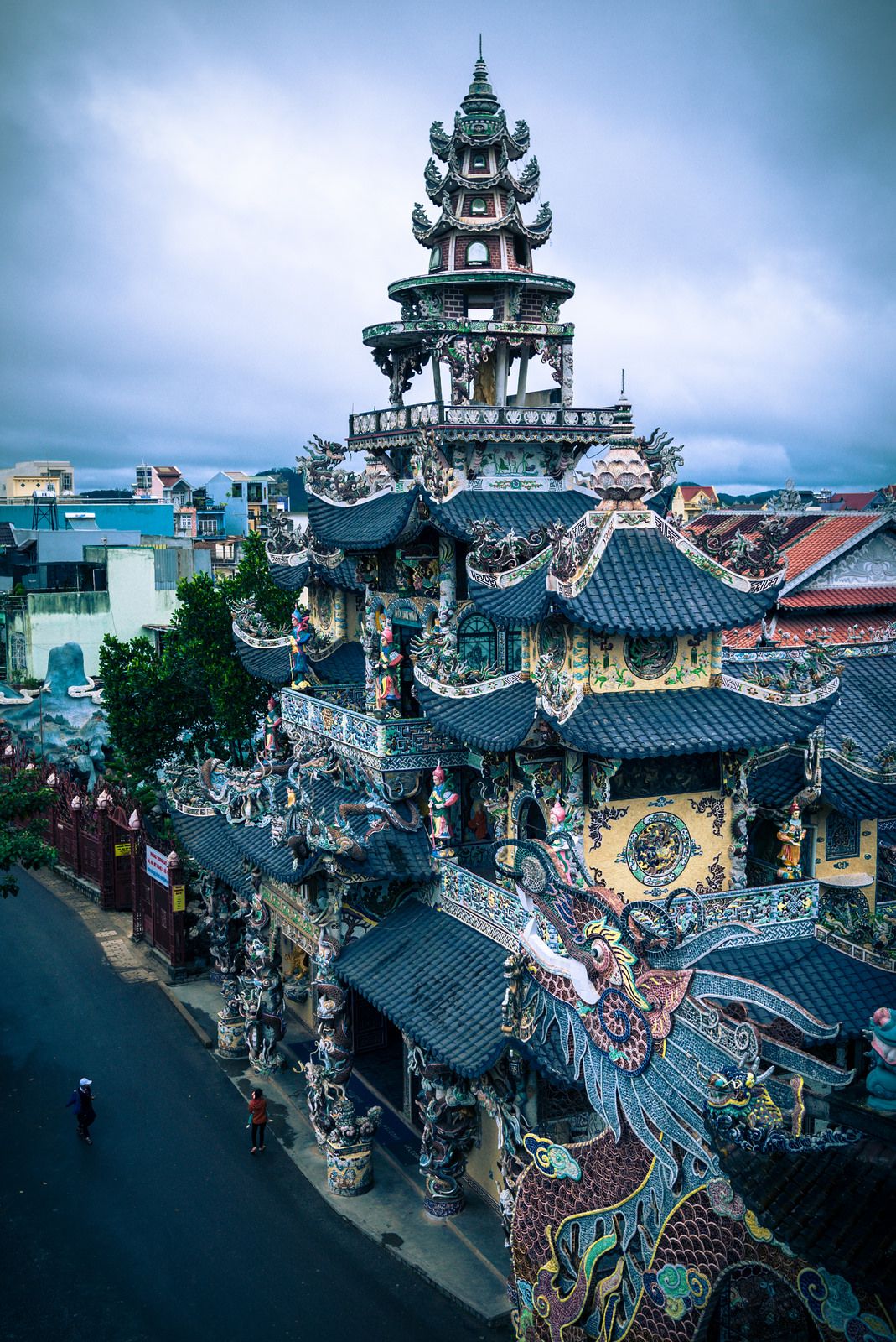 https://mdw-travel-data-us-east-1.s3.amazonaws.com/img/country/Vietnam/Linh-Long-Tu-Pagoda/img_00.jpg