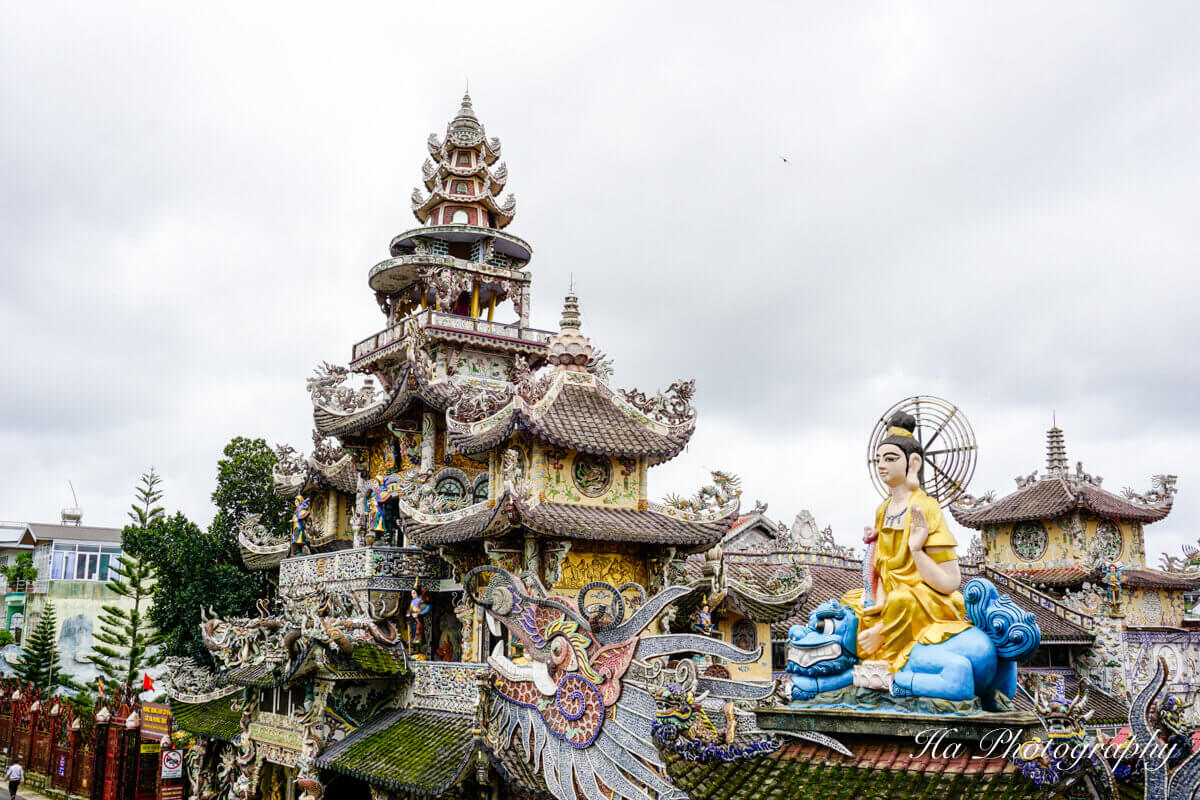 https://mdw-travel-data-us-east-1.s3.amazonaws.com/img/country/Vietnam/Linh-Phuoc-Pagoda/img_01.jpg