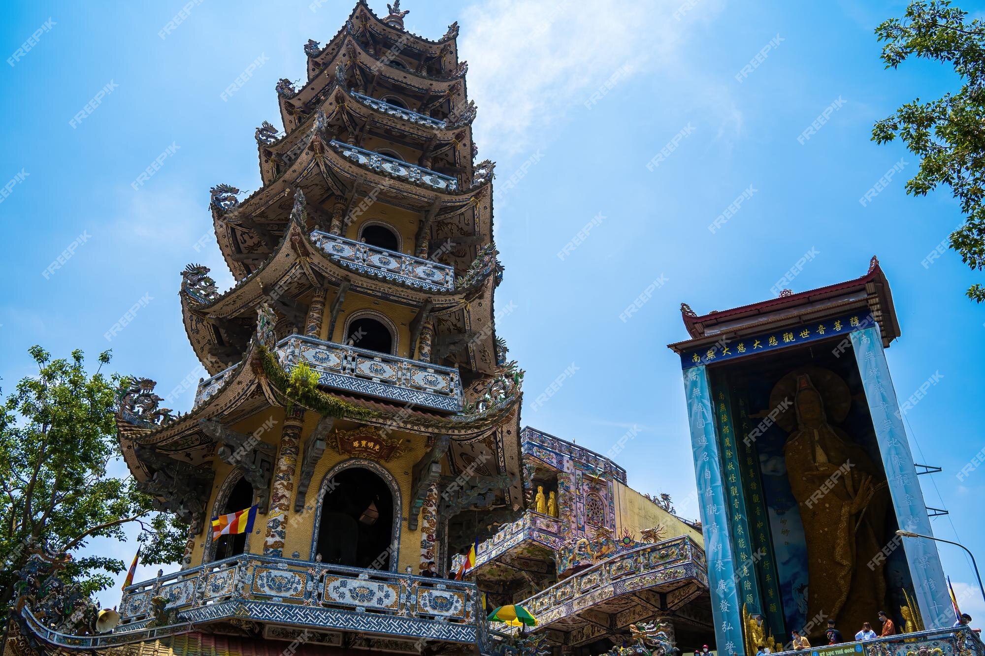 https://mdw-travel-data-us-east-1.s3.amazonaws.com/img/country/Vietnam/Linh-Phuoc-Pagoda/img_02.jpg
