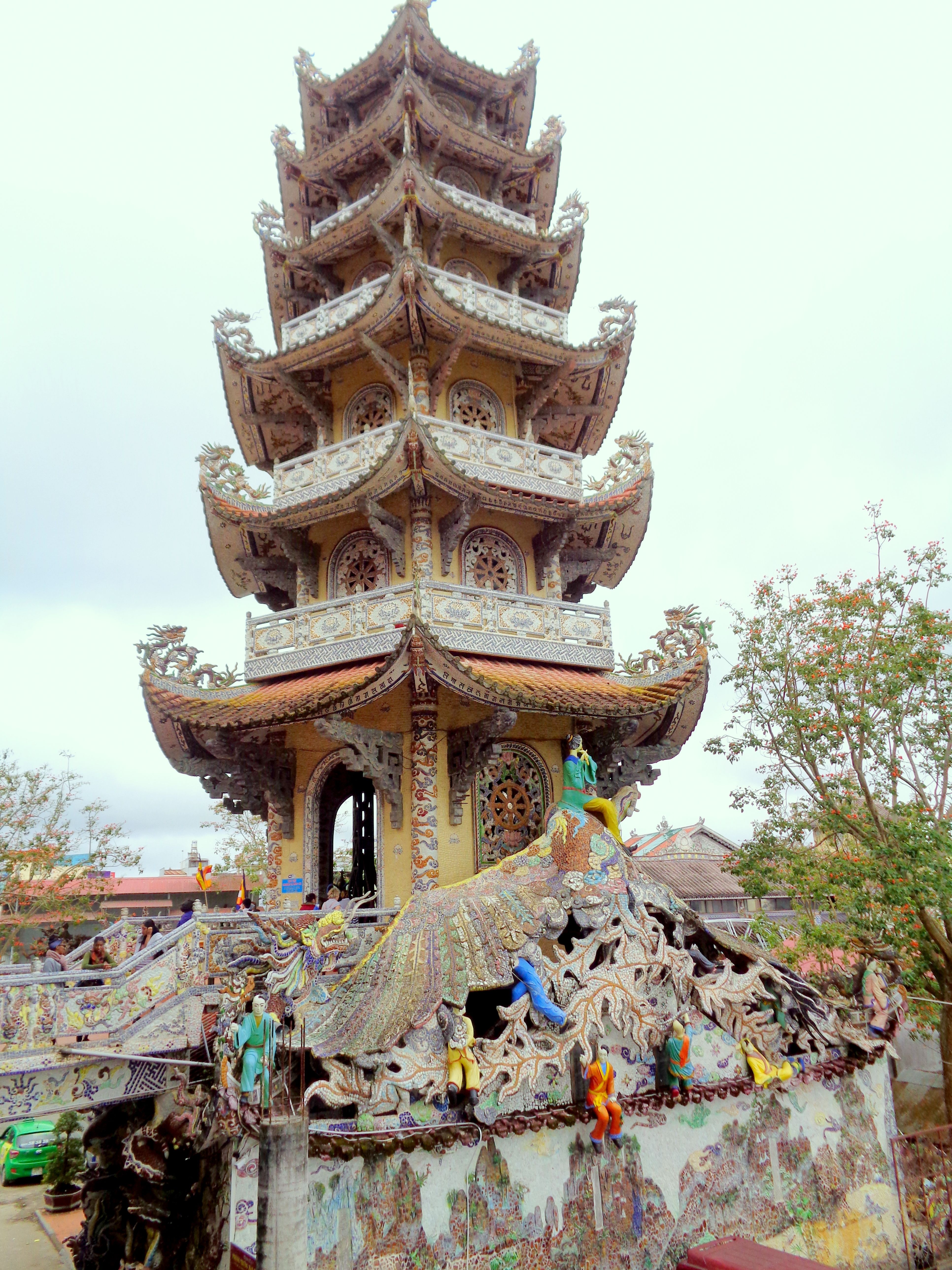https://mdw-travel-data-us-east-1.s3.amazonaws.com/img/country/Vietnam/Linh-Phuoc-Pagoda/img_03.jpg