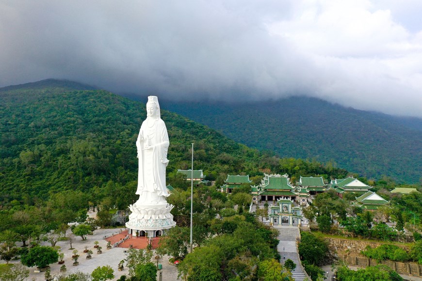 https://mdw-travel-data-us-east-1.s3.amazonaws.com/img/country/Vietnam/Linh-Ung-Pagoda/img_02.jpg