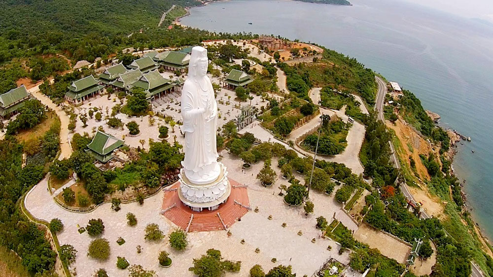 https://mdw-travel-data-us-east-1.s3.amazonaws.com/img/country/Vietnam/Linh-Ung-Pagoda/img_03.jpg
