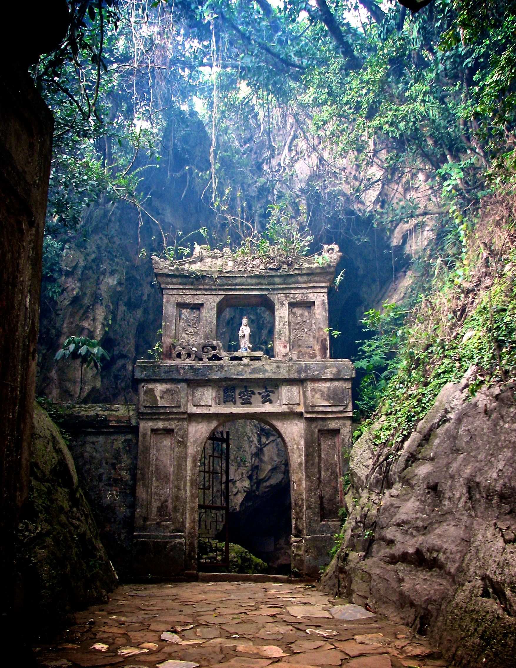 https://mdw-travel-data-us-east-1.s3.amazonaws.com/img/country/Vietnam/Marble-Mountains/img_02.jpg