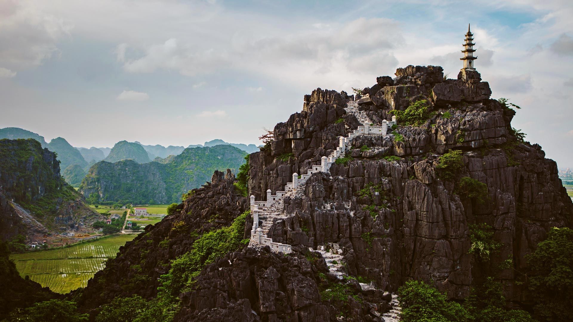 https://mdw-travel-data-us-east-1.s3.amazonaws.com/img/country/Vietnam/Mua-Caves/img_00.jpg