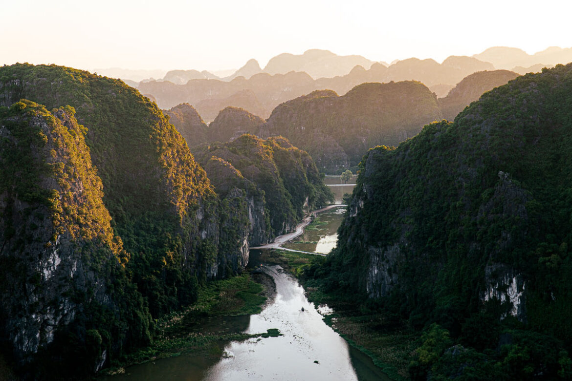 https://mdw-travel-data-us-east-1.s3.amazonaws.com/img/country/Vietnam/Mua-Caves/img_03.jpg