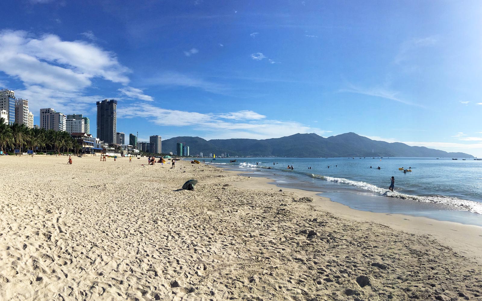 https://mdw-travel-data-us-east-1.s3.amazonaws.com/img/country/Vietnam/My-Khe-Beach/img_01.jpg