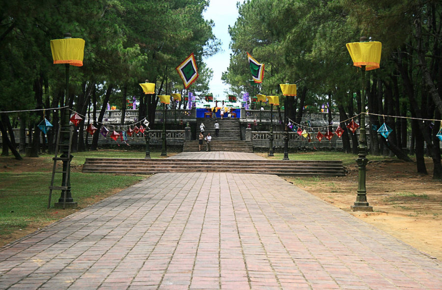 https://mdw-travel-data-us-east-1.s3.amazonaws.com/img/country/Vietnam/Nam-Giao-Esplanade/img_01.jpg