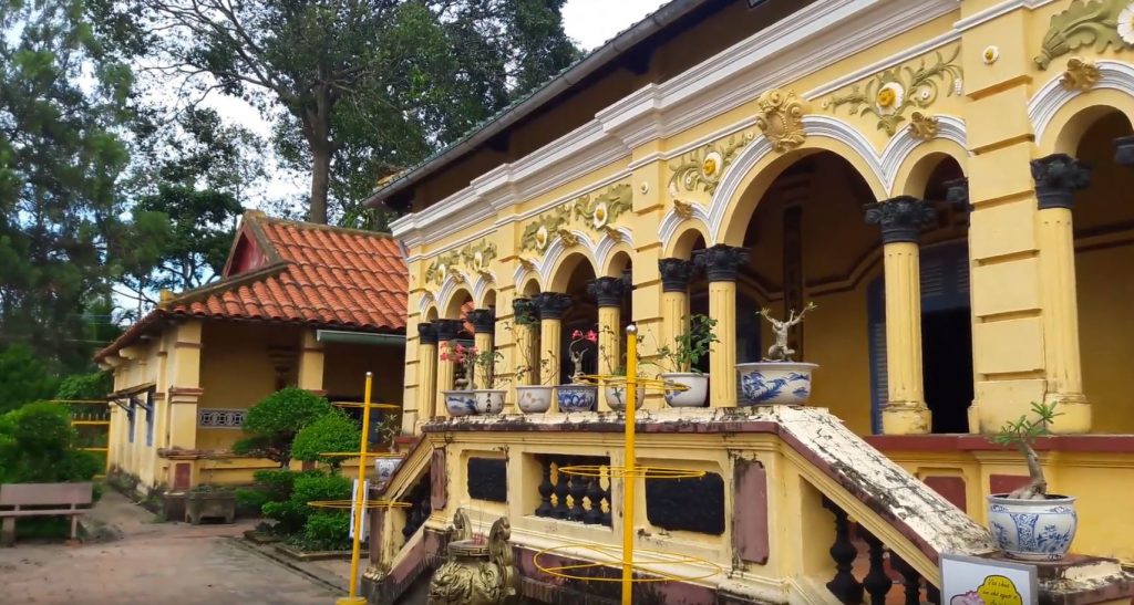 https://mdw-travel-data-us-east-1.s3.amazonaws.com/img/country/Vietnam/Nam-Nha-Pagoda/img_01.jpg