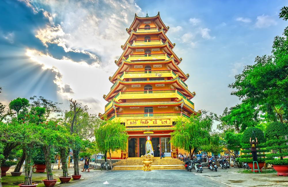https://mdw-travel-data-us-east-1.s3.amazonaws.com/img/country/Vietnam/Nam-Nha-Pagoda/img_02.jpg