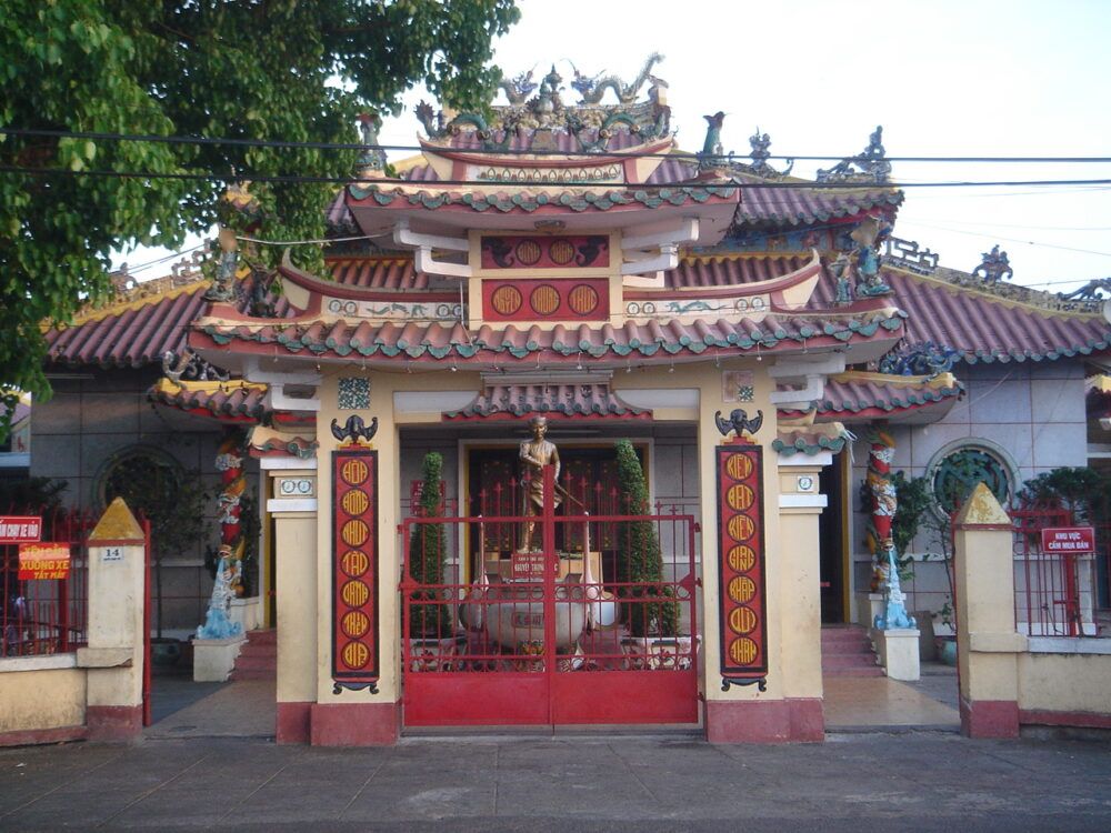 https://mdw-travel-data-us-east-1.s3.amazonaws.com/img/country/Vietnam/Nguyen-Trung-Truc-Temple/img_00.jpg