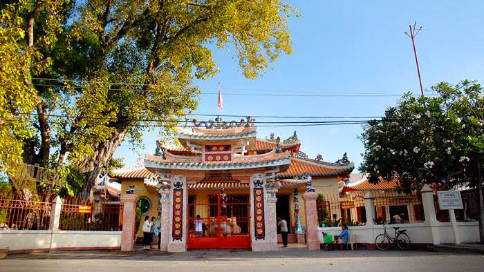 https://mdw-travel-data-us-east-1.s3.amazonaws.com/img/country/Vietnam/Nguyen-Trung-Truc-Temple/img_01.jpg