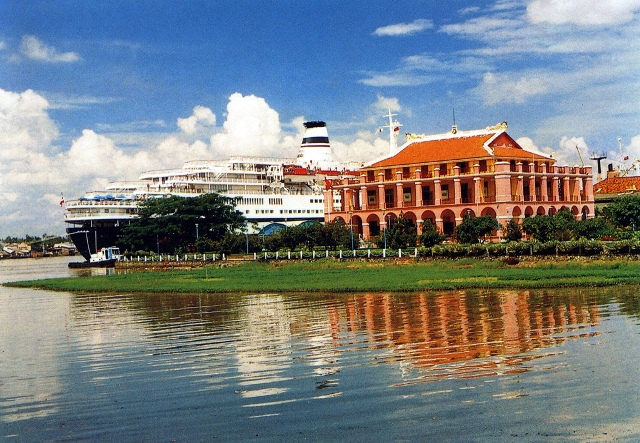 https://mdw-travel-data-us-east-1.s3.amazonaws.com/img/country/Vietnam/Nha-Rong-Wharf/img_02.jpg