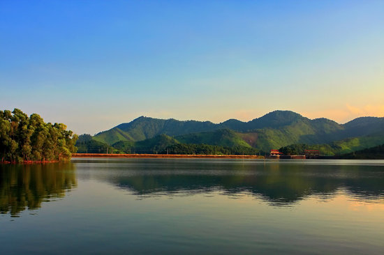 https://mdw-travel-data-us-east-1.s3.amazonaws.com/img/country/Vietnam/Nui-Coc-Lake/img_00.jpg