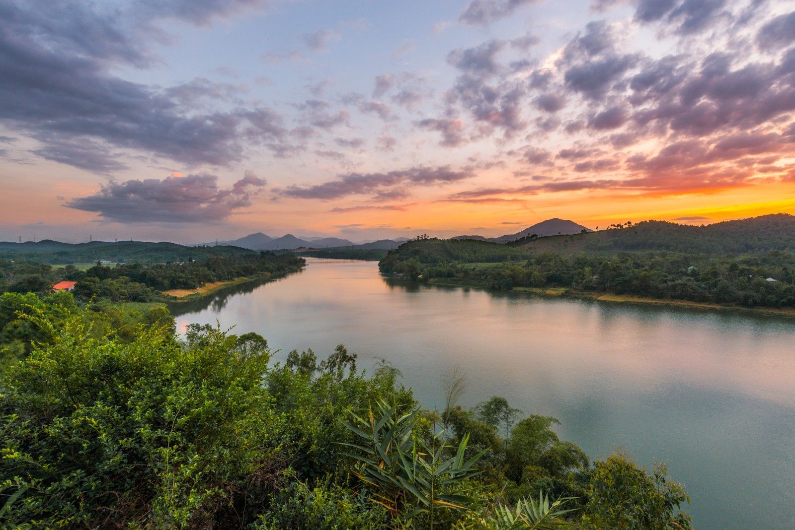 https://mdw-travel-data-us-east-1.s3.amazonaws.com/img/country/Vietnam/Perfume-River/img_01.jpg