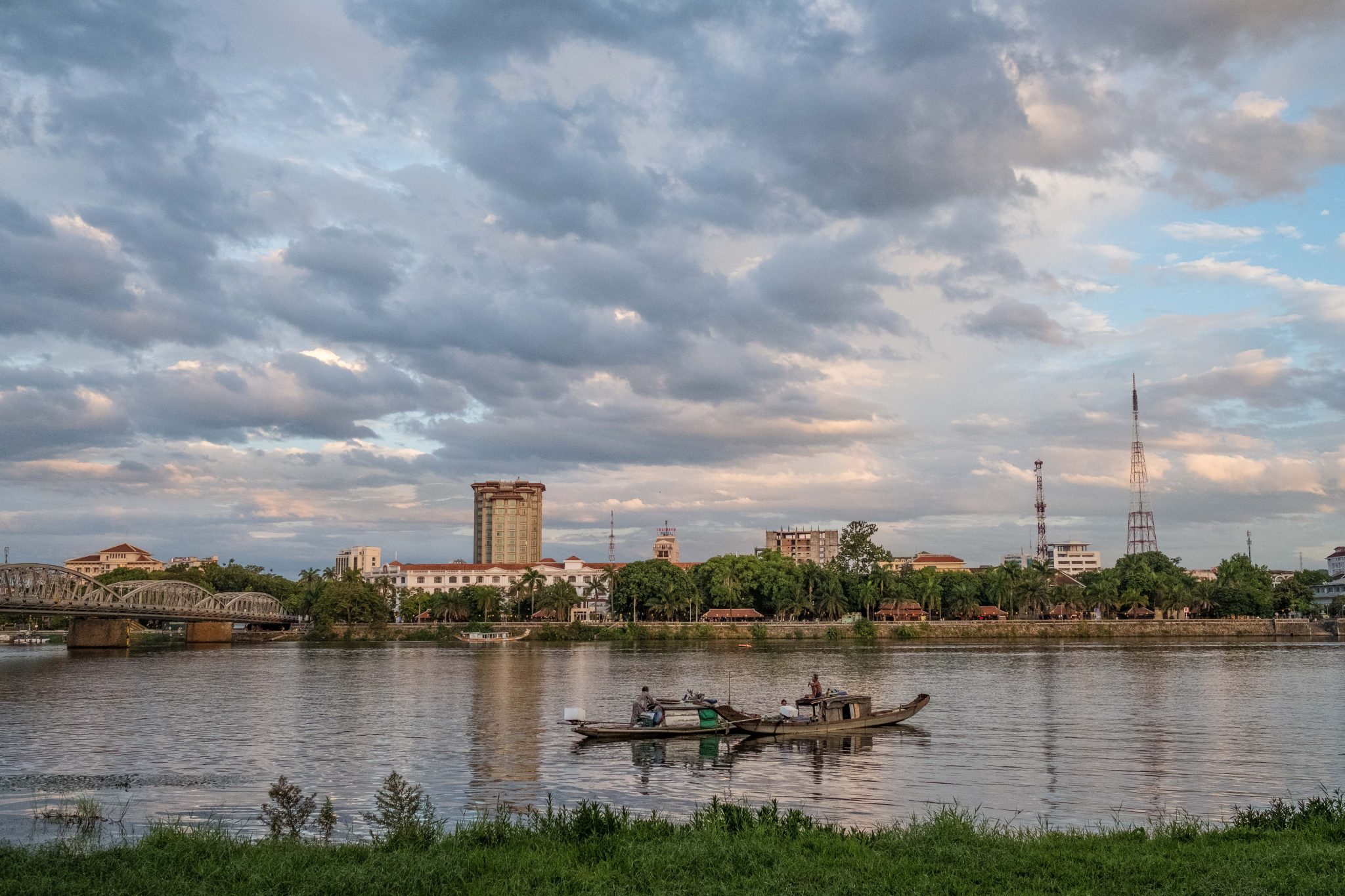 https://mdw-travel-data-us-east-1.s3.amazonaws.com/img/country/Vietnam/Perfume-River/img_02.jpg