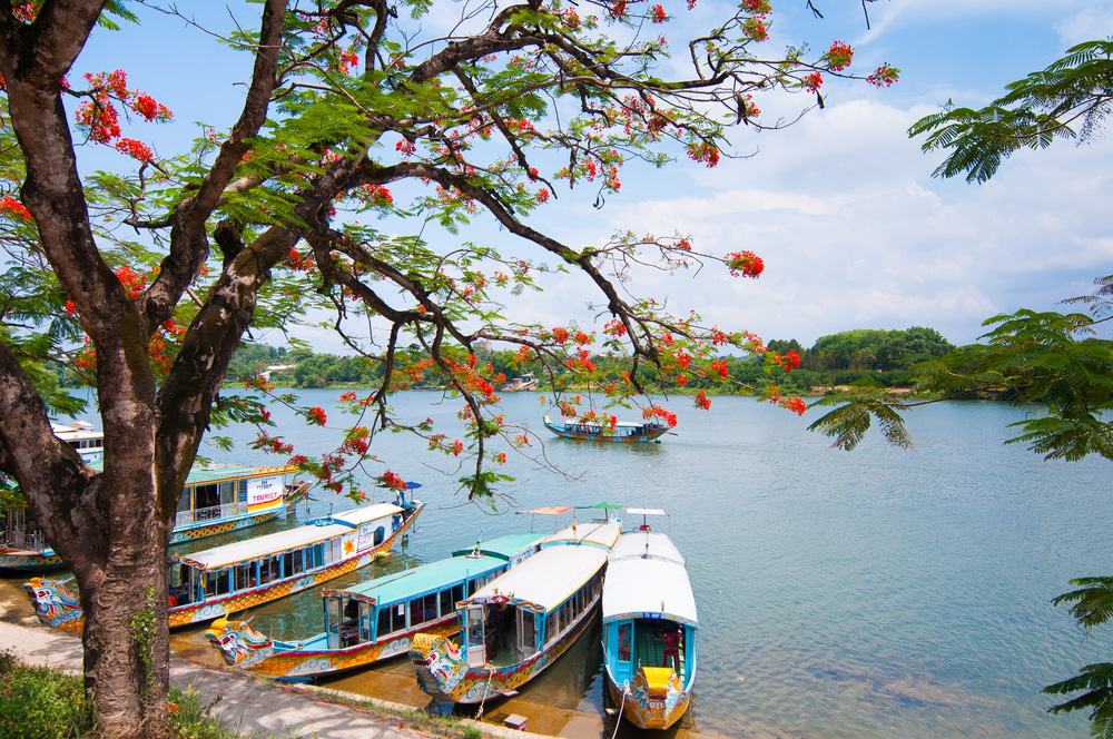 https://mdw-travel-data-us-east-1.s3.amazonaws.com/img/country/Vietnam/Perfume-River/img_03.jpg