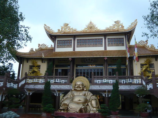 https://mdw-travel-data-us-east-1.s3.amazonaws.com/img/country/Vietnam/Phap-Lam-Pagoda/img_03.jpg