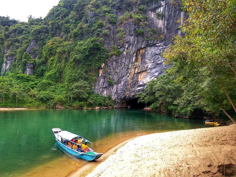 https://mdw-travel-data-us-east-1.s3.amazonaws.com/img/country/Vietnam/Phong-Nha-Ke-Bang-National-Park/img_01.jpg
