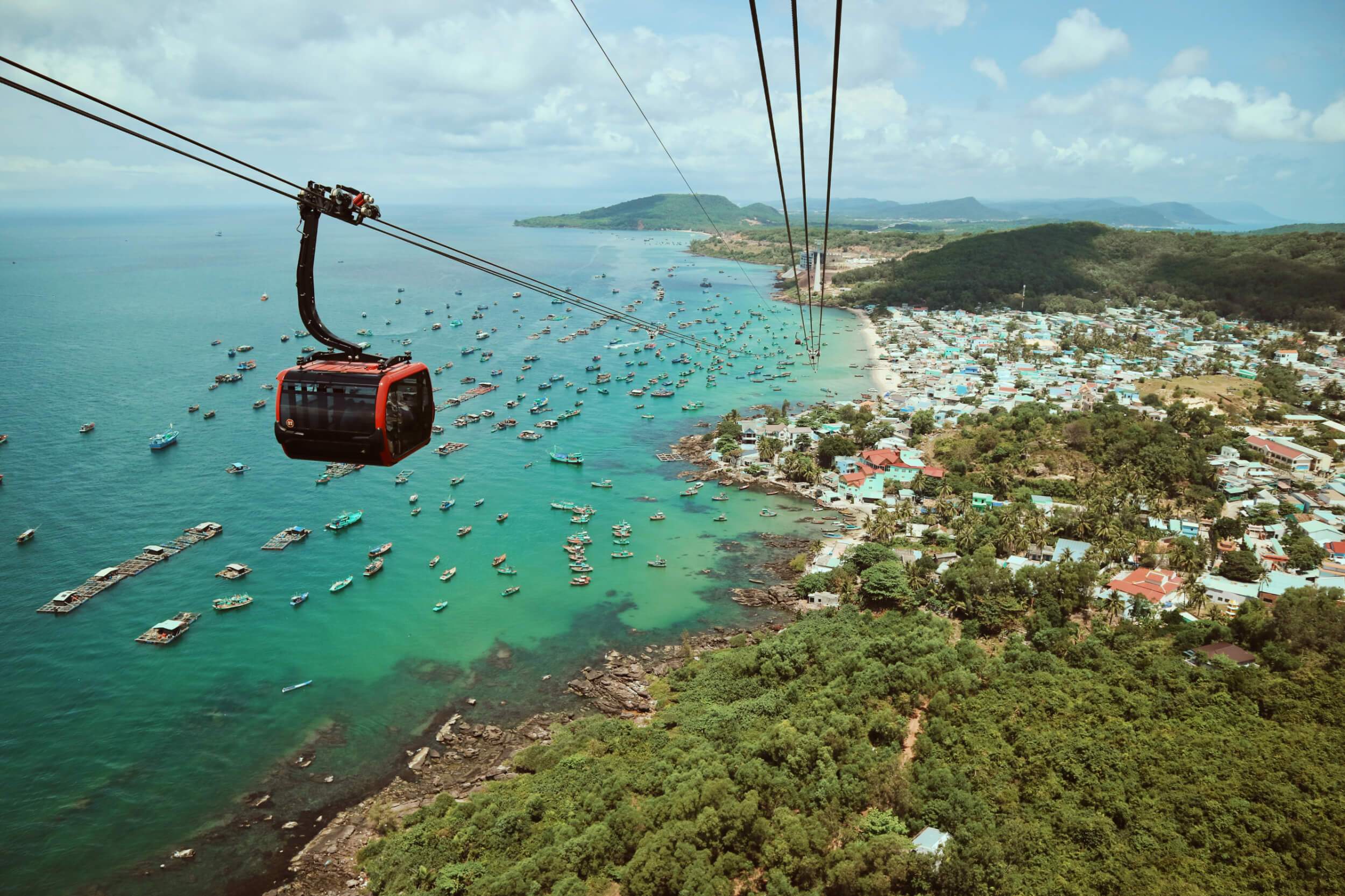 https://mdw-travel-data-us-east-1.s3.amazonaws.com/img/country/Vietnam/Phu-Quoc-Cable-Car/img_02.jpg