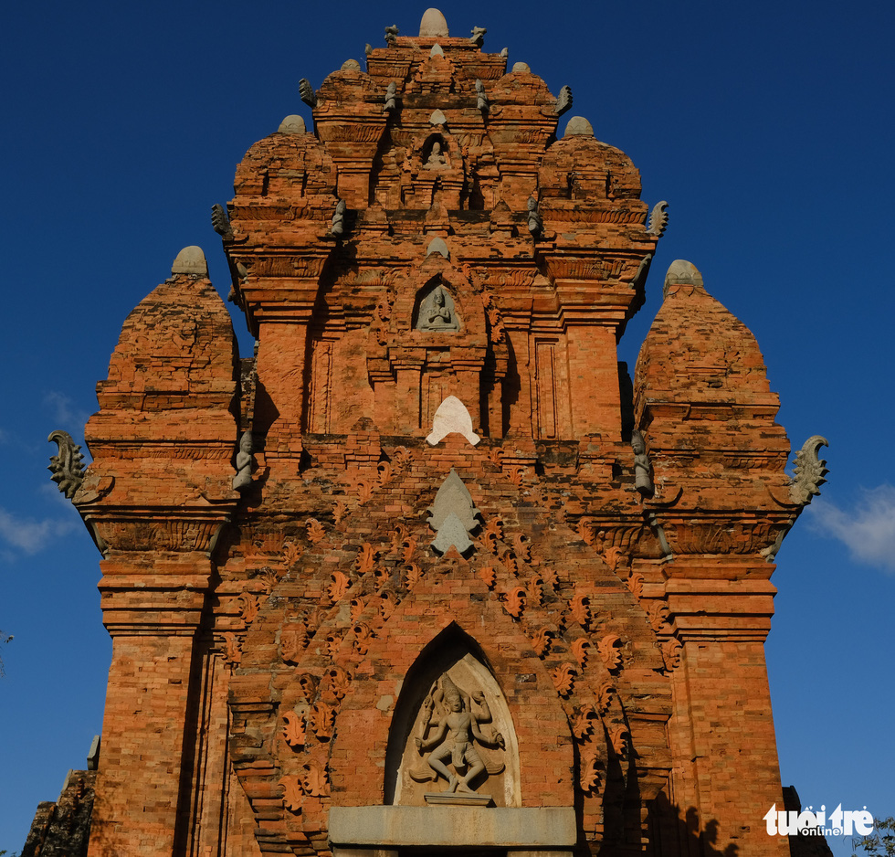 https://mdw-travel-data-us-east-1.s3.amazonaws.com/img/country/Vietnam/Po-Klong-Garai-Cham-Temple-Towers/img_01.jpg