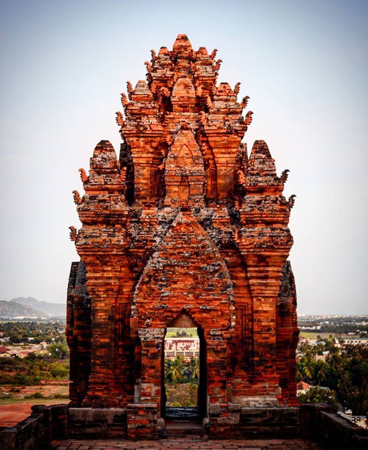 https://mdw-travel-data-us-east-1.s3.amazonaws.com/img/country/Vietnam/Po-Klong-Garai-Cham-Temple-Towers/img_02.jpg