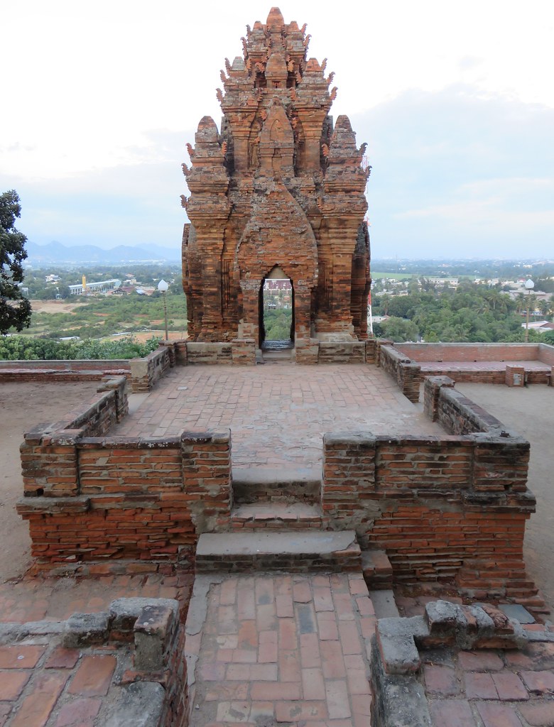 https://mdw-travel-data-us-east-1.s3.amazonaws.com/img/country/Vietnam/Po-Klong-Garai-Cham-Temple-Towers/img_03.jpg