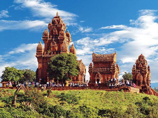 https://mdw-travel-data-us-east-1.s3.amazonaws.com/img/country/Vietnam/Po-Klong-Garai-Cham-Towers/img_02.jpg