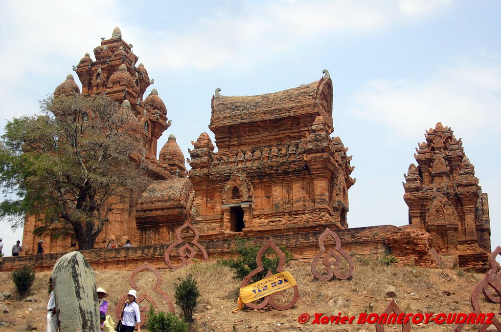 https://mdw-travel-data-us-east-1.s3.amazonaws.com/img/country/Vietnam/Po-Klong-Garai-Cham-Towers/img_03.jpg