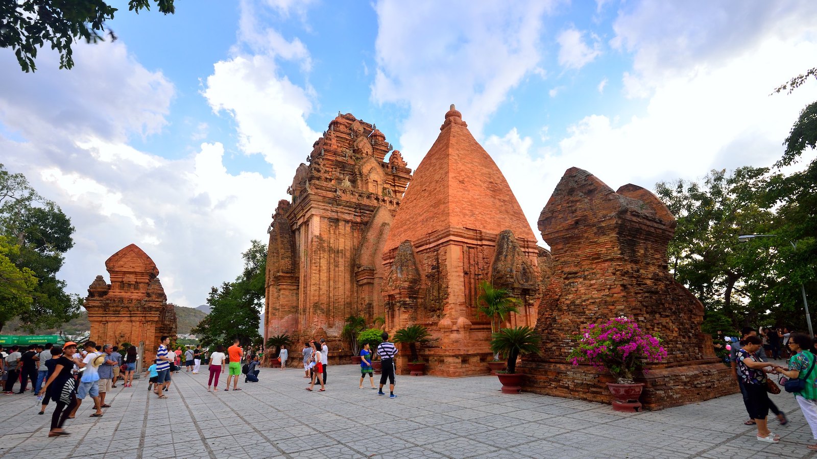 https://mdw-travel-data-us-east-1.s3.amazonaws.com/img/country/Vietnam/Po-Nagar-Cham-Towers/img_00.jpg