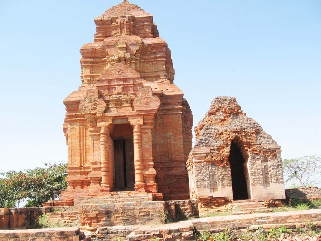 https://mdw-travel-data-us-east-1.s3.amazonaws.com/img/country/Vietnam/Po-Rome-Tower/img_01.jpg