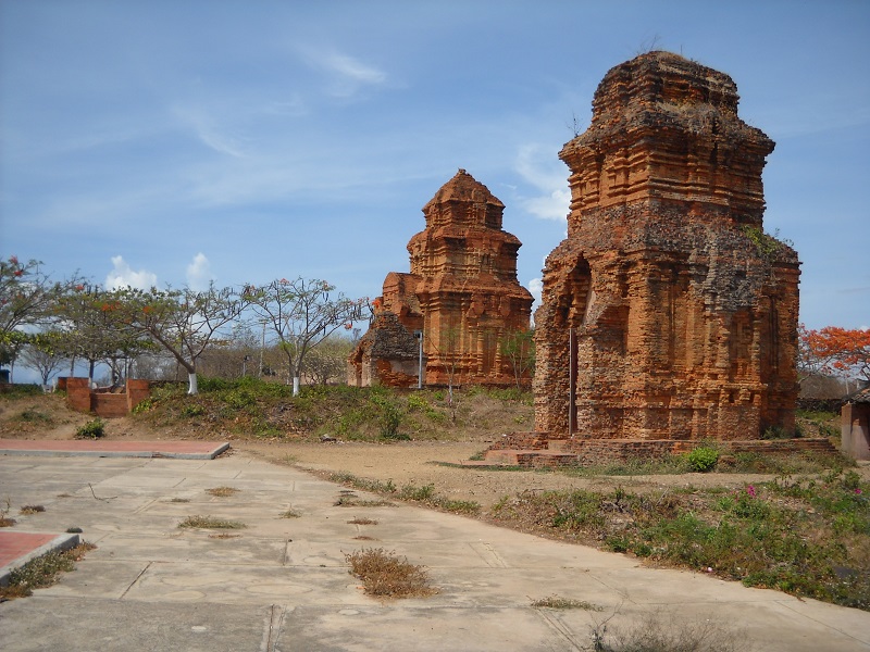 https://mdw-travel-data-us-east-1.s3.amazonaws.com/img/country/Vietnam/Po-Rome-Tower/img_03.jpg