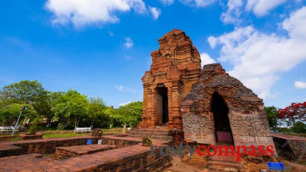 https://mdw-travel-data-us-east-1.s3.amazonaws.com/img/country/Vietnam/Po-Shanu-Cham-Towers/img_01.jpg