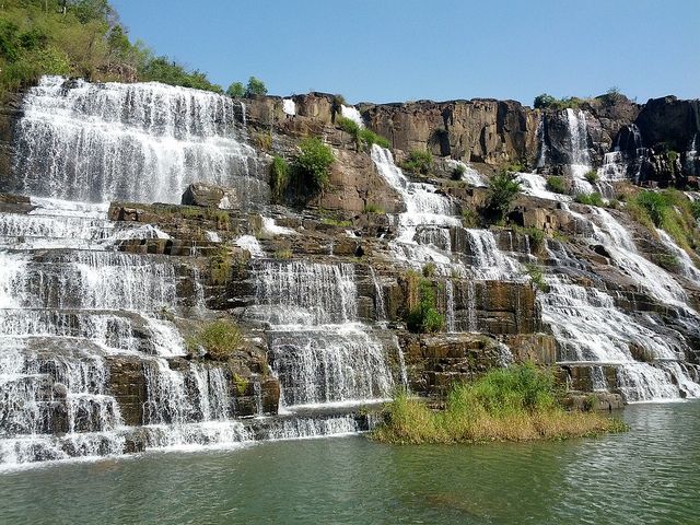 https://mdw-travel-data-us-east-1.s3.amazonaws.com/img/country/Vietnam/Pongour-Falls/img_03.jpg