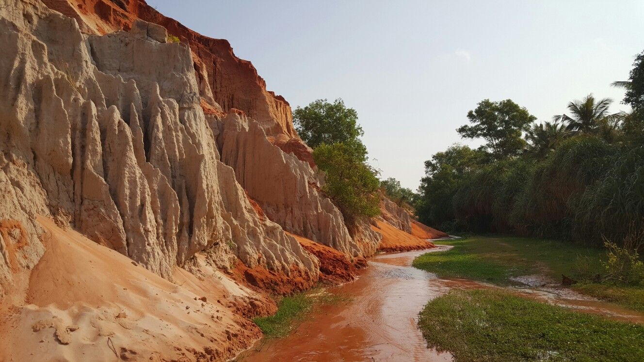 https://mdw-travel-data-us-east-1.s3.amazonaws.com/img/country/Vietnam/Red-Sand-Dunes/img_01.jpg