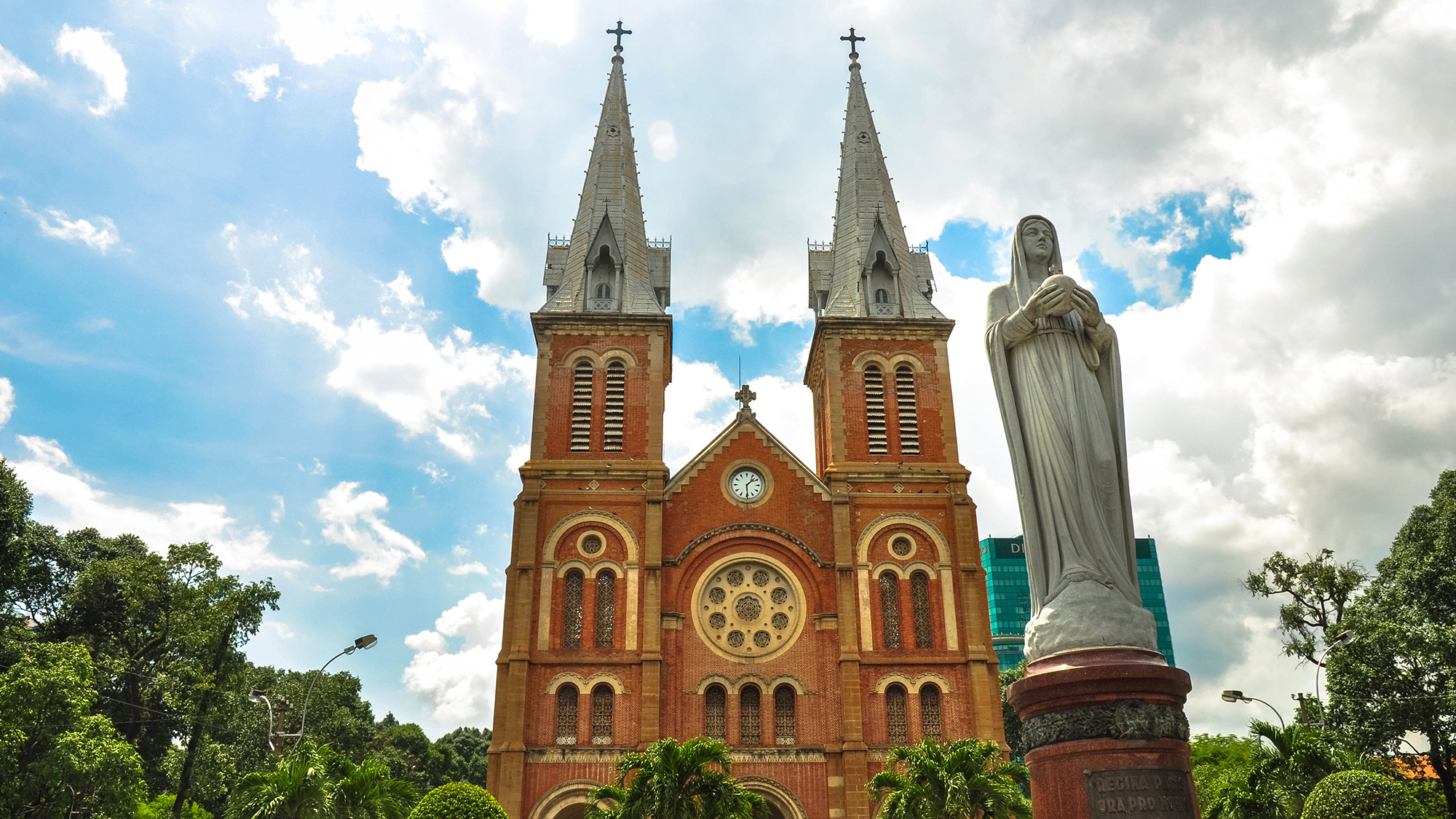 https://mdw-travel-data-us-east-1.s3.amazonaws.com/img/country/Vietnam/Saigon-Notre-Dame-Cathedral-Basilica/img_00.jpg