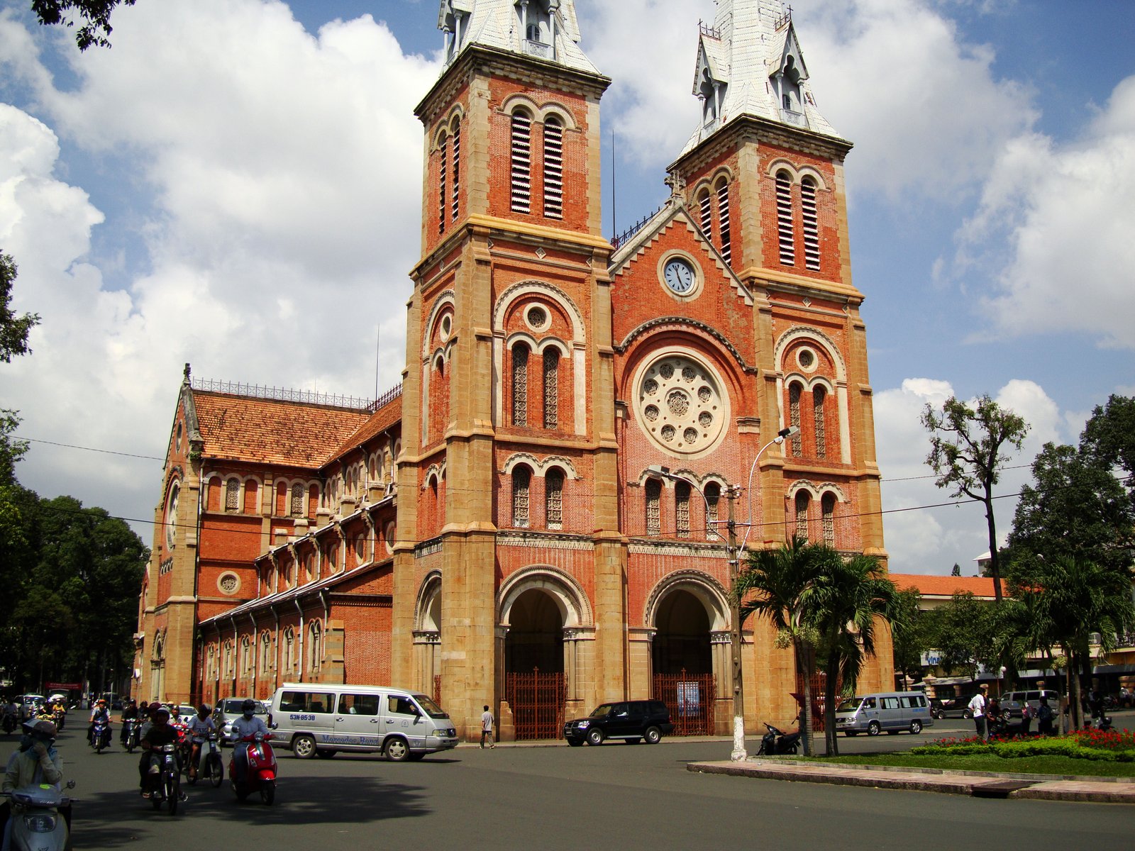 https://mdw-travel-data-us-east-1.s3.amazonaws.com/img/country/Vietnam/Saigon-Notre-Dame-Cathedral-Basilica/img_01.jpg