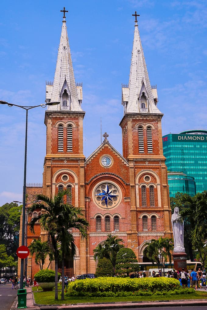 https://mdw-travel-data-us-east-1.s3.amazonaws.com/img/country/Vietnam/Saigon-Notre-Dame-Cathedral-Basilica/img_02.jpg