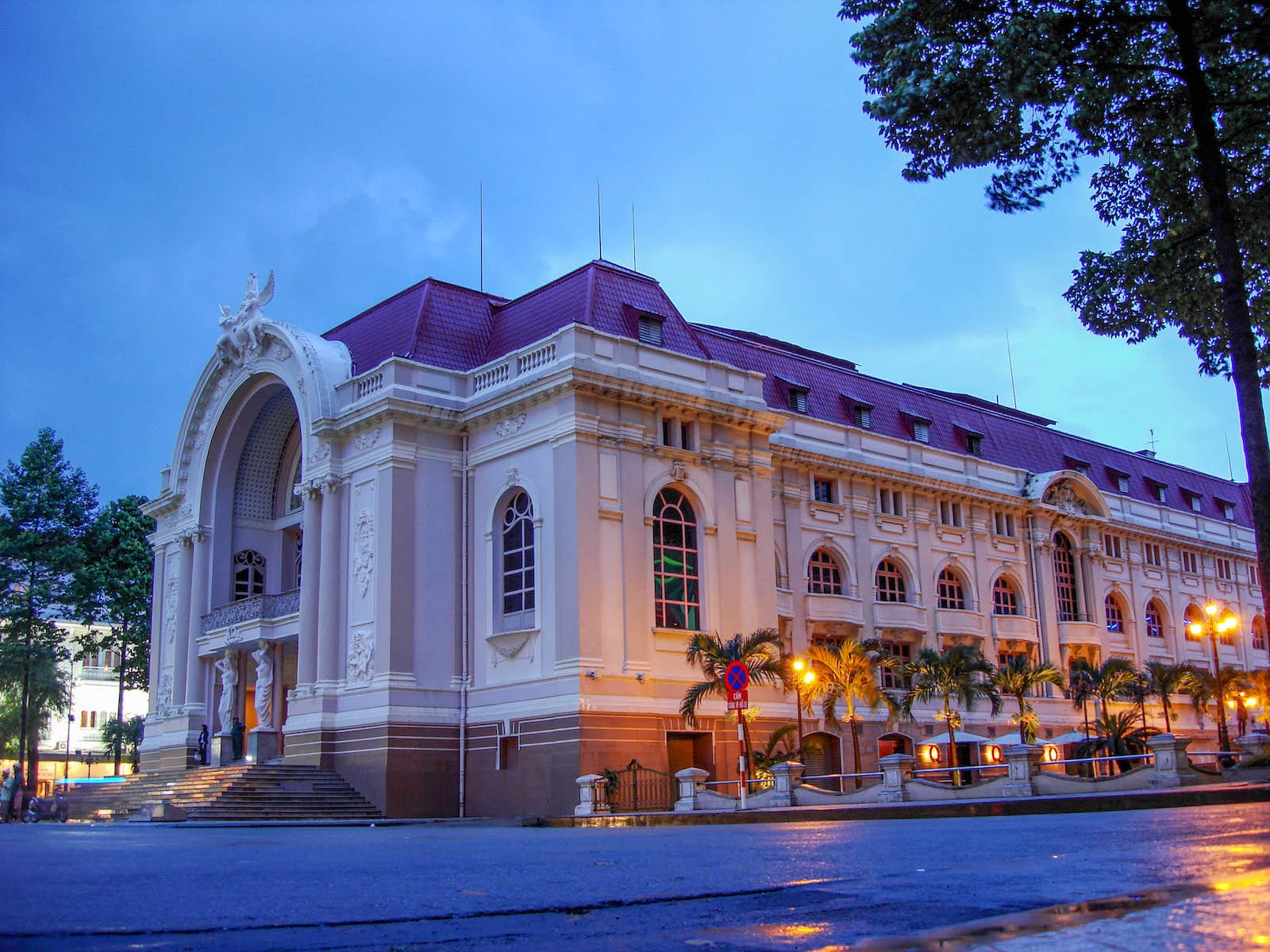 https://mdw-travel-data-us-east-1.s3.amazonaws.com/img/country/Vietnam/Saigon-Opera-House/img_01.jpg
