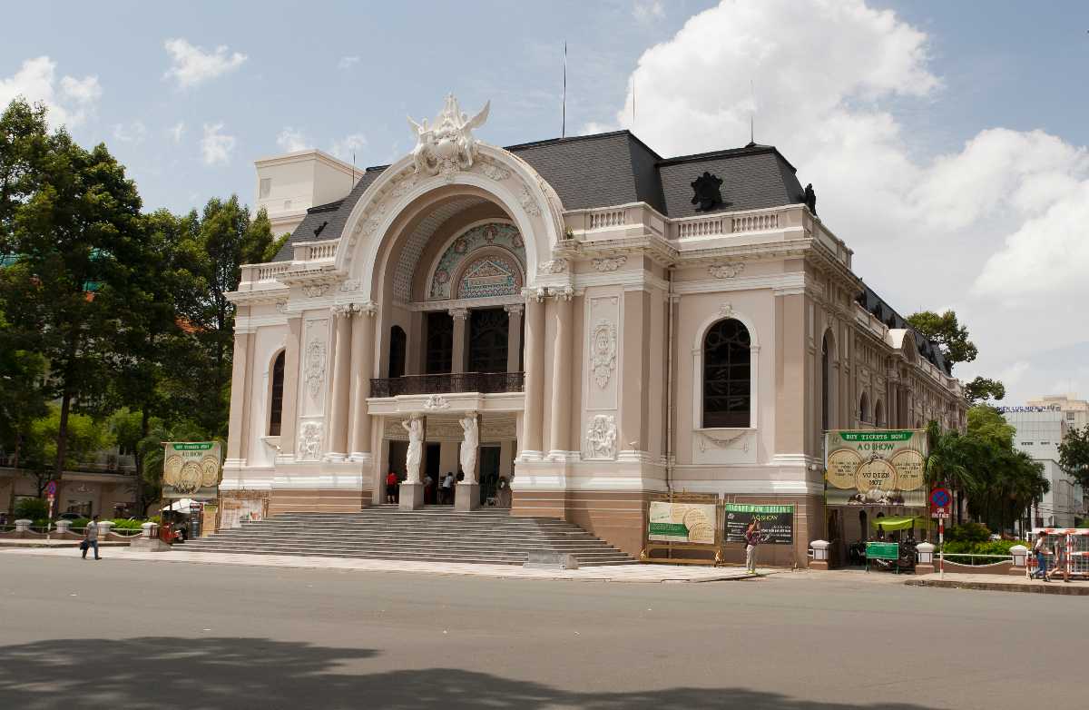 https://mdw-travel-data-us-east-1.s3.amazonaws.com/img/country/Vietnam/Saigon-Opera-House/img_03.jpg