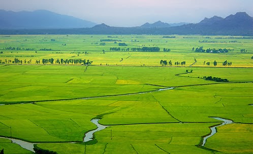 https://mdw-travel-data-us-east-1.s3.amazonaws.com/img/country/Vietnam/Sam-Mountain/img_01.jpg