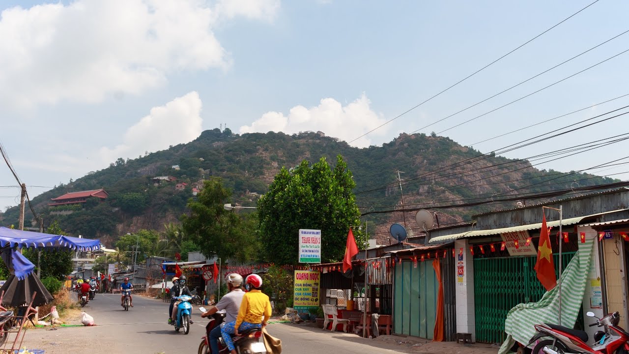 https://mdw-travel-data-us-east-1.s3.amazonaws.com/img/country/Vietnam/Sam-Mountain/img_02.jpg