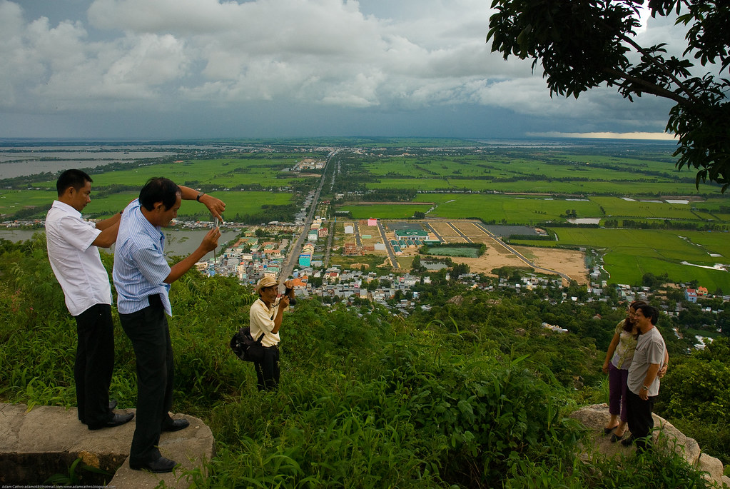 https://mdw-travel-data-us-east-1.s3.amazonaws.com/img/country/Vietnam/Sam-Mountain/img_04.jpg