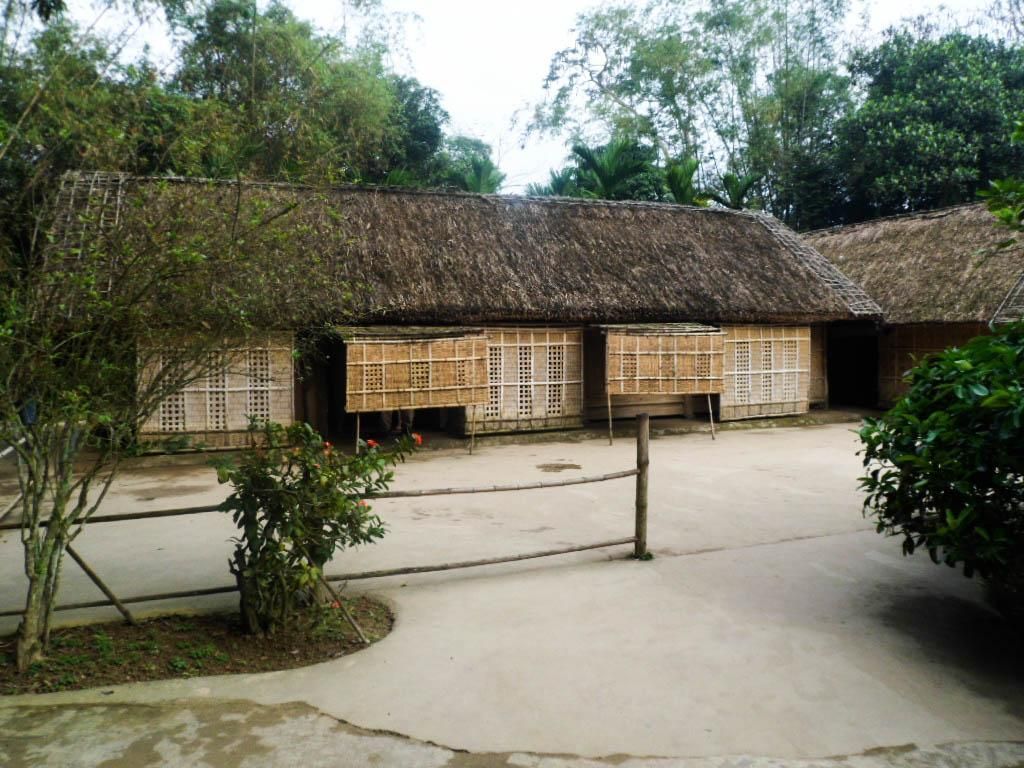 https://mdw-travel-data-us-east-1.s3.amazonaws.com/img/country/Vietnam/Sen-Village/img_03.jpg