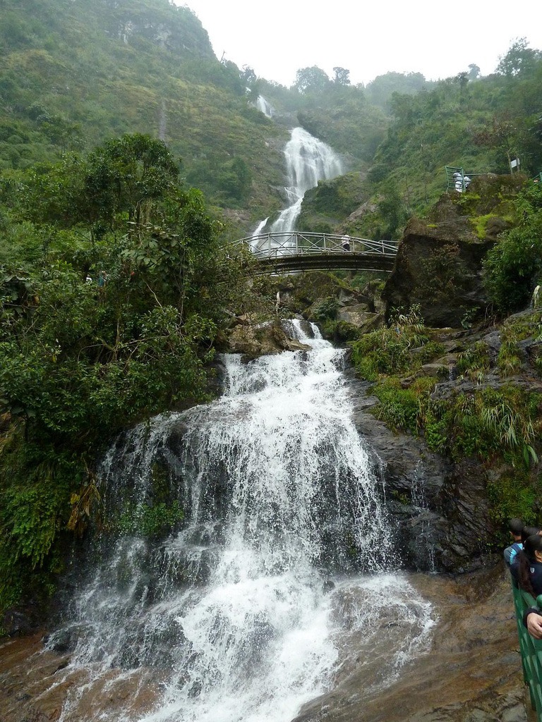 https://mdw-travel-data-us-east-1.s3.amazonaws.com/img/country/Vietnam/Silver-Falls/img_00.jpg