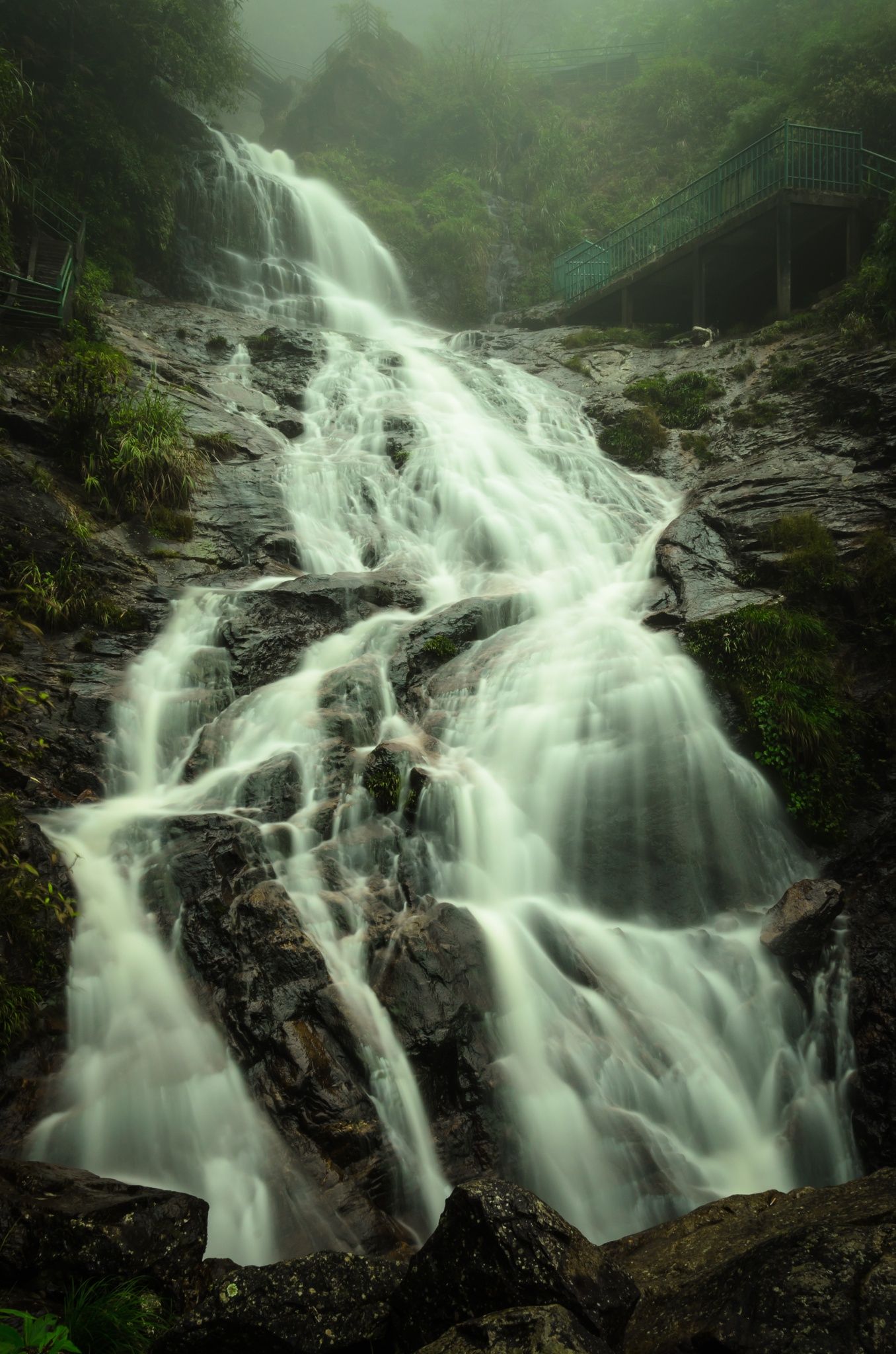 https://mdw-travel-data-us-east-1.s3.amazonaws.com/img/country/Vietnam/Silver-Falls/img_03.jpg