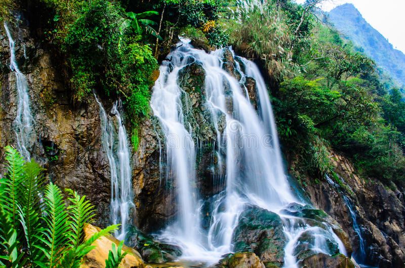 https://mdw-travel-data-us-east-1.s3.amazonaws.com/img/country/Vietnam/Silver-Waterfall/img_01.jpg