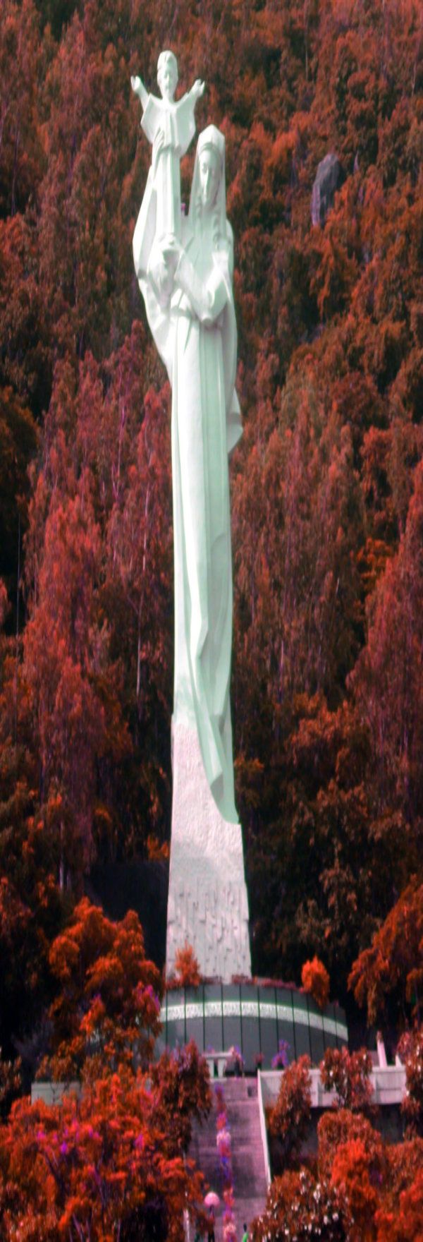 https://mdw-travel-data-us-east-1.s3.amazonaws.com/img/country/Vietnam/South-China-Sea-Statue/img_03.jpg
