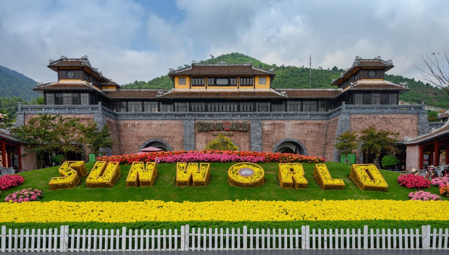 https://mdw-travel-data-us-east-1.s3.amazonaws.com/img/country/Vietnam/Sun-World-Ba-Deo/img_00.jpg