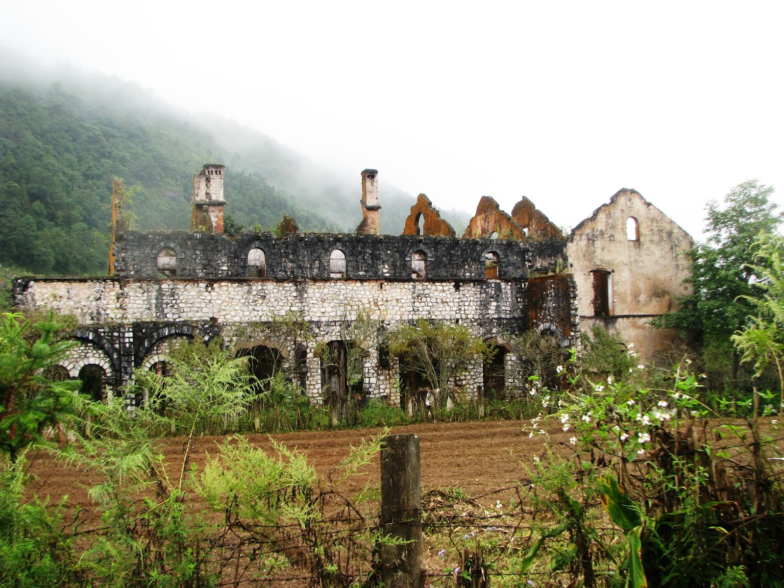 https://mdw-travel-data-us-east-1.s3.amazonaws.com/img/country/Vietnam/Ta-Phin-Cave/img_02.jpg